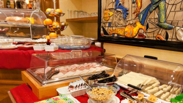 Hotel-Forte-Roma-breakfast-40